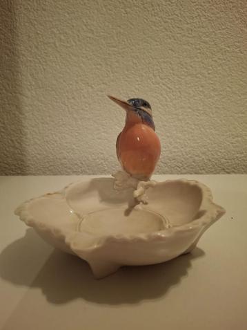 Ijsvogel Porseleinen Figuur met Schaal beschikbaar voor biedingen