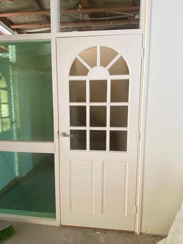 Twee jaren 30’ binnen deuren met glas-in-lood look-stomp beschikbaar voor biedingen