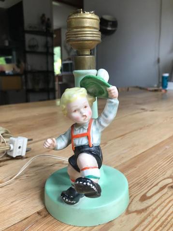 Antieke Hummel lamp van jongen in lederhosen beschikbaar voor biedingen