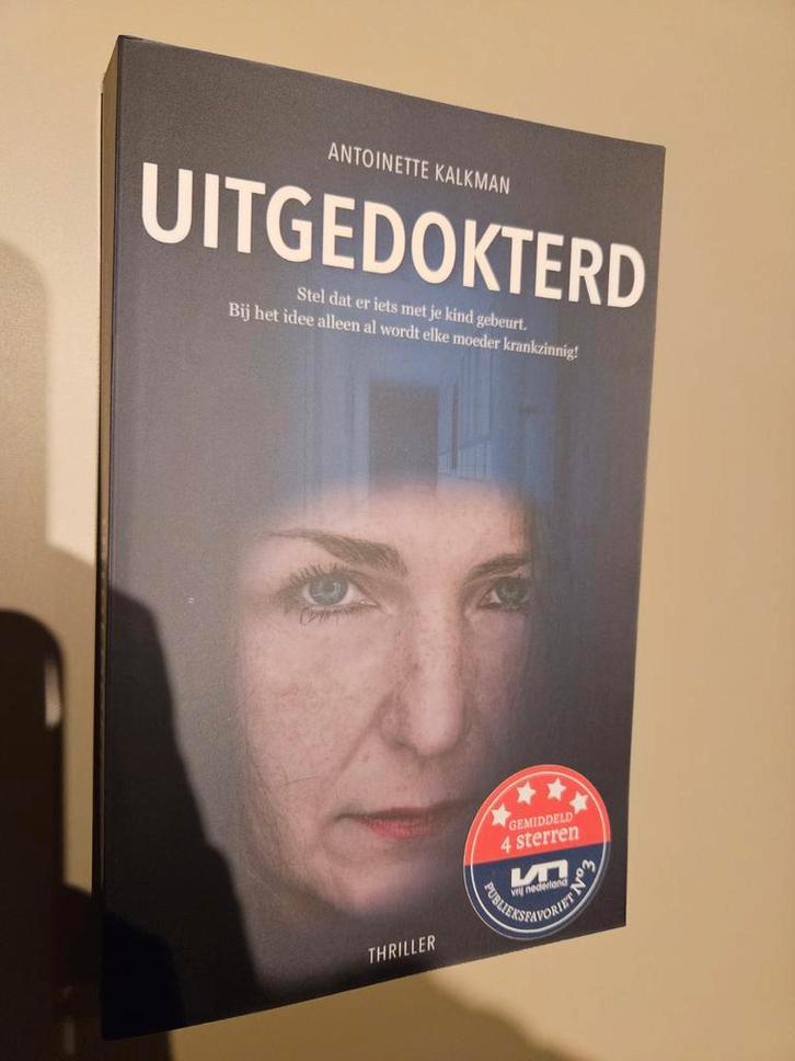 Uitgedokterd - Antoinette Kalkman Thriller, Boeken, Thrillers, Zo goed als nieuw, Nederland, Ophalen of Verzenden
