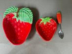 Vintage aardewerken schaaltjes met lepel, fruitvorm aardbei, Ophalen of Verzenden, Overige stijlen, Aardewerk, Schaal of Schalen
