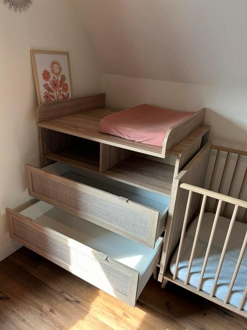 Rotan commode & ledikant te koop, Kinderen en Baby's, Kinderkamer | Complete kinderkamers, Zo goed als nieuw, Jongetje of Meisje