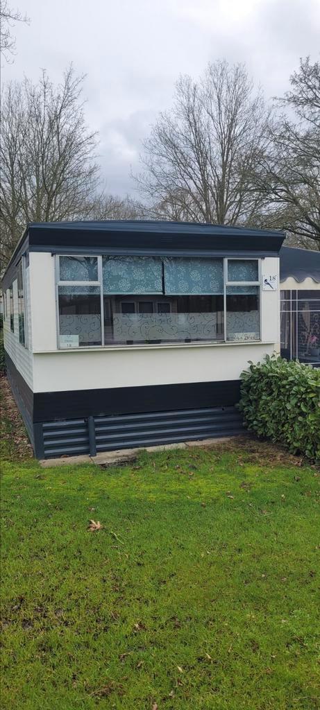 Sta caravan 9x3meter. Zonder camping plek, Caravans en Kamperen, Caravans, Particulier, Rondzit, Ophalen