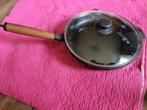 Gietijzeren pan, houten steel, met deksel! 28 cm, Ophalen of Verzenden, Zo goed als nieuw, Gietijzer, Koekenpan of Braadpan