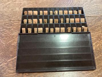 Vintage Bakeliet Letterdoos Compleet met alle Letters.1940. beschikbaar voor biedingen