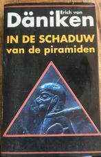 Erich von Daniken - In de schaduw van de piramiden, Boeken, Ophalen of Verzenden, Zo goed als nieuw, Erich von Daniken