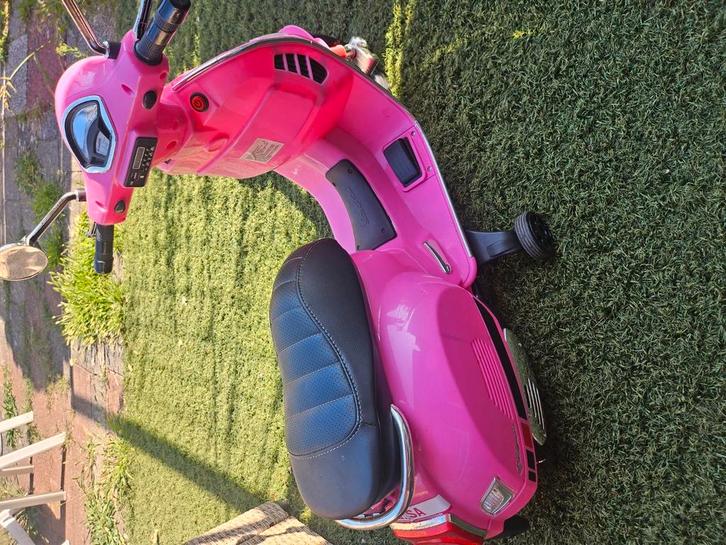 Vespa kinderscooter €40, Kinderen en Baby's, Speelgoed | Buiten | Accuvoertuigen, Gebruikt, Ophalen