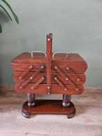 Vintage houten naaidoos op poot, met uitklapbare vakken, Hobby en Vrije tijd, Naaien en Fournituren, Ophalen, Gebruikt, Overige typen