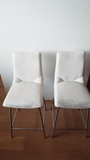Twee hoge stoeltjes barkrukken xooon beschikbaar voor biedingen