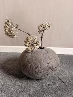 Grijze ronde pot incl decoratie, Huis en Inrichting, Woonaccessoires | Vazen, Ophalen of Verzenden, Zo goed als nieuw, Overige kleuren