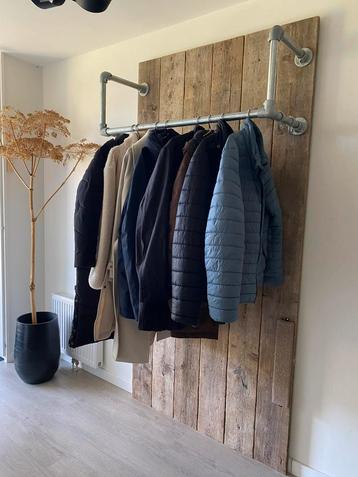 Kapstok met oud steigerhout  en steigerbuis