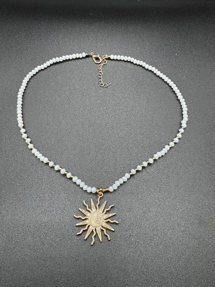 Zonne hanger ketting - Wit/Goud, Sieraden, Tassen en Uiterlijk, Kettingen, Nieuw, Overige materialen, Wit, Met edelsteen, Ophalen of Verzenden