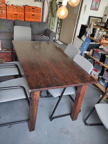 Gratis houten tafel donkerbruin beschikbaar voor biedingen