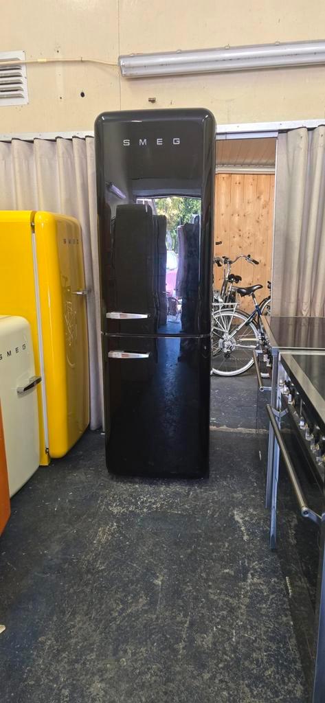 Zwarte Smeg koelkast gratis bezorging, Witgoed en Apparatuur, Koelkasten en IJskasten, Zo goed als nieuw, Met aparte vriezer, 200 liter of meer