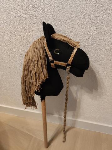 Stokpaard met Halster - Klaar voor Avontuur! beschikbaar voor biedingen
