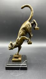 Bronzen kat die van de trap afloopt., Antiek en Kunst, Ophalen of Verzenden