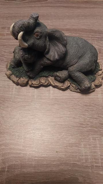 Mooi olifantbeeld van Resin