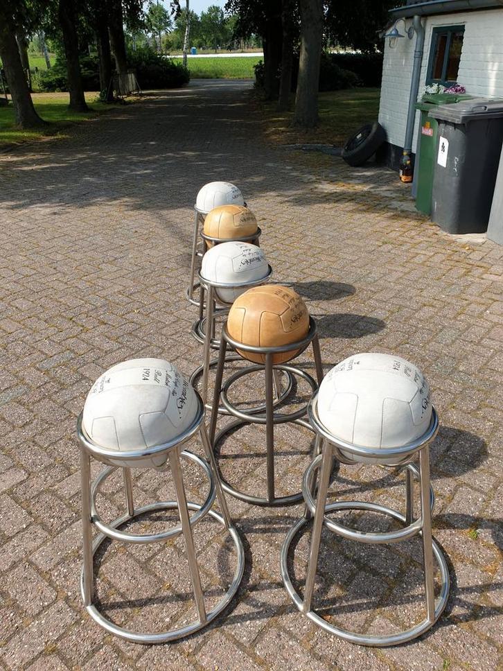 Unieke voetbal krukken - Wembley 1924, Huis en Inrichting, Barkrukken, Gebruikt, 60 tot 90 cm, Leer, Metaal, 5 krukken of meer