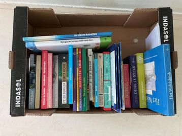 Zoekplaatje: Doos vol met boeken: zit er iets voor jou bij? beschikbaar voor biedingen