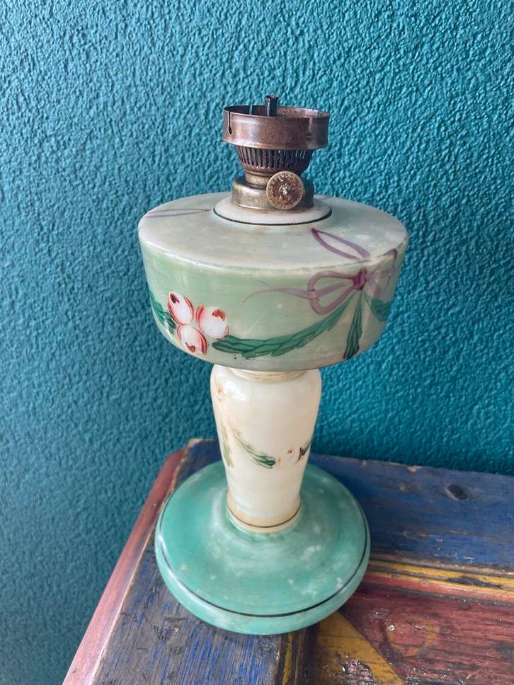 Antieke Opaline Olielamp met Bloemen, Antiek en Kunst, Antiek | Lampen, Ophalen of Verzenden