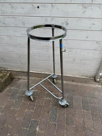 Vuilniszakhouder / waszakhouder op 3 wieltjes beschikbaar voor biedingen