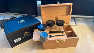 Stashbox met luchtdichte potjes inc Grinder / Kruidenmolen beschikbaar voor biedingen