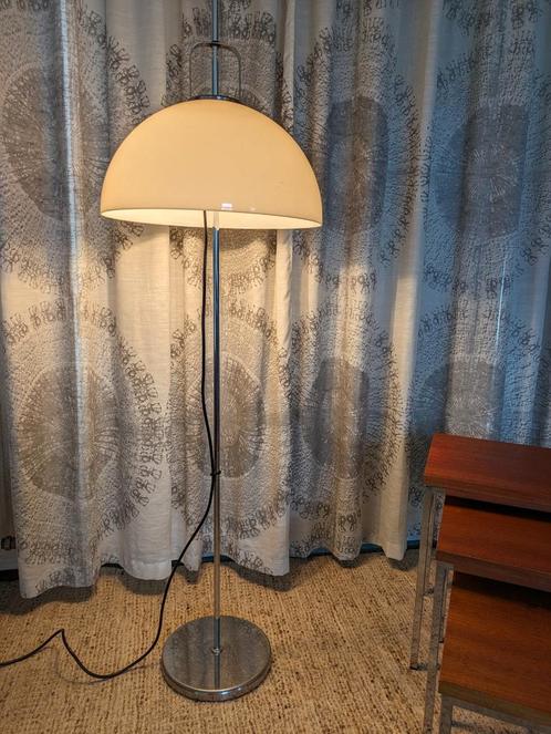 vintage vloerlamp mushroom model Lucerna Guzzini, Huis en Inrichting, Lampen | Vloerlampen, Gebruikt, 150 tot 200 cm, Kunststof