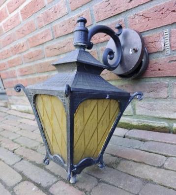 Een originele gietijzeren buitenlamp. beschikbaar voor biedingen