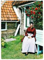 Terschelling Klederdracht gelopen Ansichtkaart ( B2729), Ophalen of Verzenden, 1980 tot heden, Gelopen, Waddeneilanden