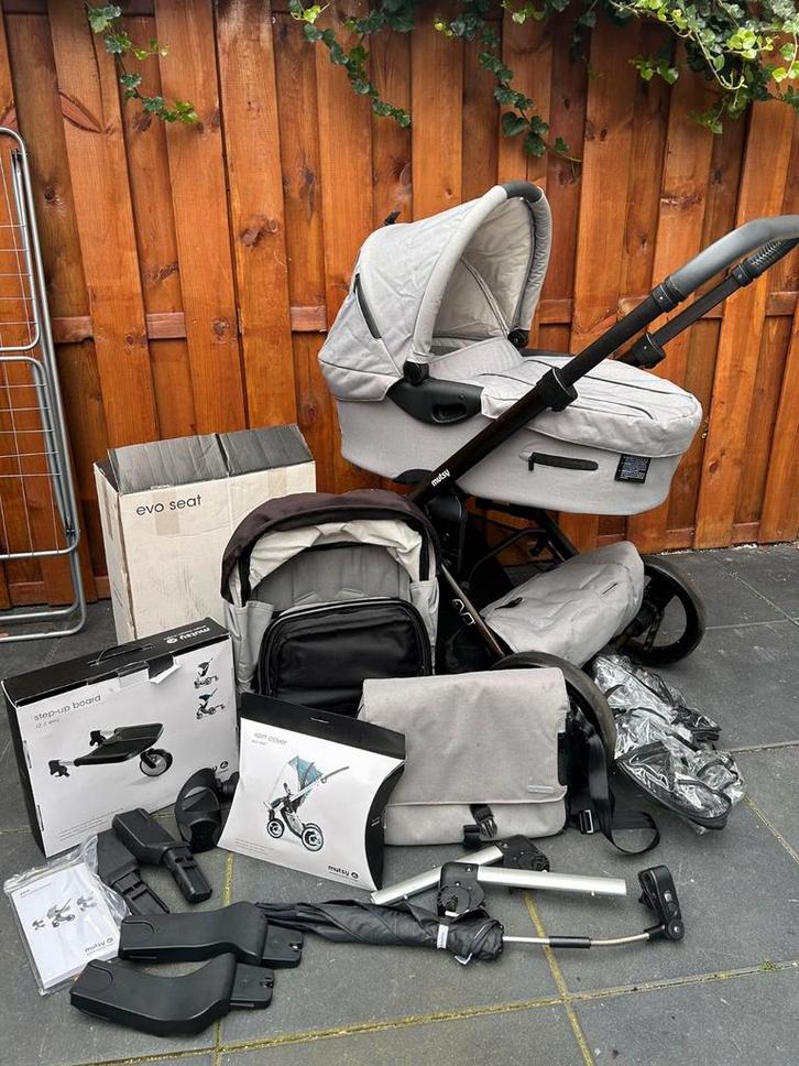 2-in-1 Mutsy Evo Kinderwagen. De kinderwagen bevat een reis, Kinderen en Baby's, Kinderwagens en Combinaties, Zo goed als nieuw