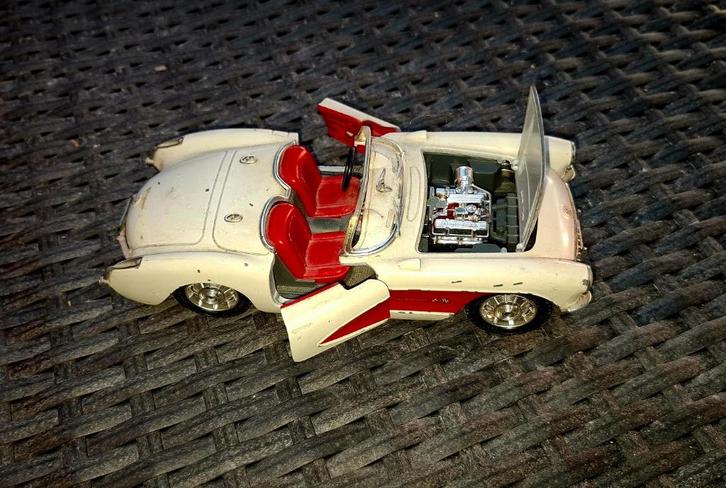 Witte Chevrolet Corvette C1 Convertible, Hobby en Vrije tijd, Modelauto's | 1:24, Gebruikt, Auto, Ophalen of Verzenden
