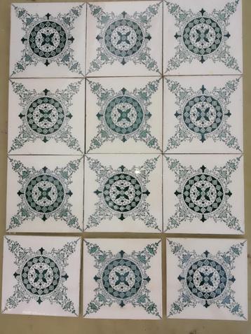 40 antieke wandtegels 15x15 met donkergroene afbeelding beschikbaar voor biedingen