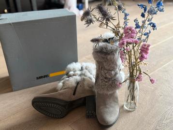Manas Laarzen met Hakken - Stijlvol & Warm! beschikbaar voor biedingen