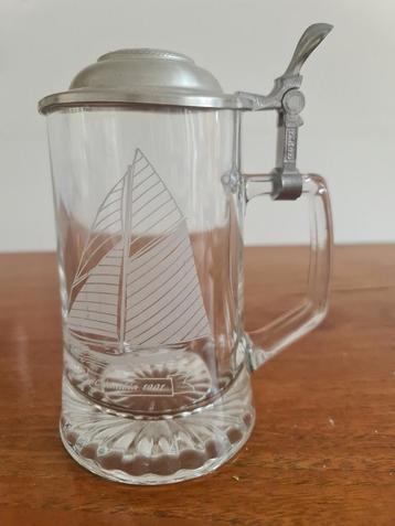 Vintage glazen bierpul met zeilboot beschikbaar voor biedingen