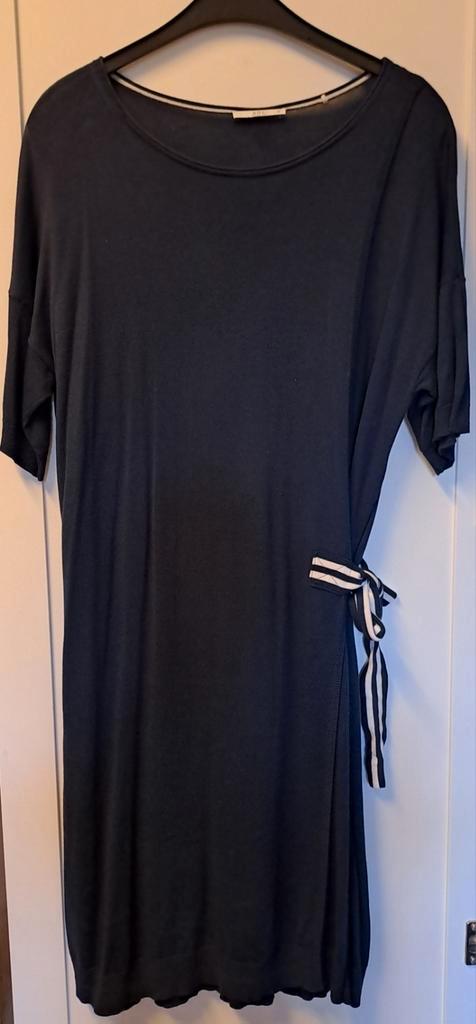 Donker blauwe EDC jurk met gestreepte tailleband - Maat M, Kleding | Dames, Jurken, Zo goed als nieuw, Maat 38/40 (M), Blauw, Verzenden