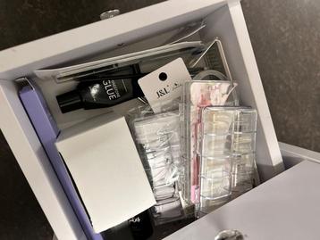 Witte nageltafel met stoel en nagelproducten. - afbeelding 6