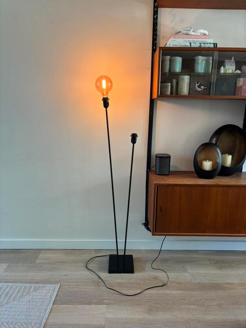 Vintage industriële minimalistische vloerlamp zwart metaal, Huis en Inrichting, Lampen | Vloerlampen, Gebruikt, 100 tot 150 cm