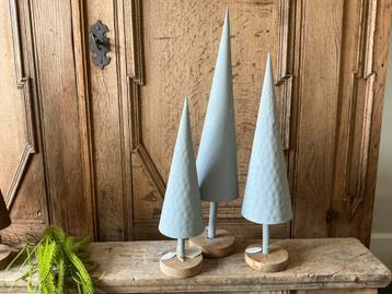 Nieuw forse set grijs metalen kerstbomen op houten voet beschikbaar voor biedingen