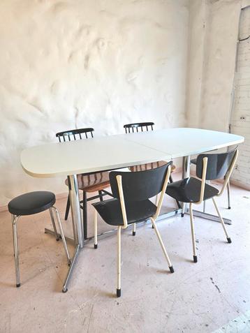 Vintage eettafel op chromen frame uitschuifbaar  beschikbaar voor biedingen