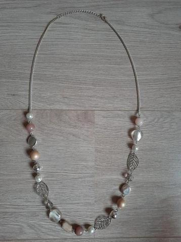 Mooie Lange Lichte Pastel Roze Zilverkleurige Ketting beschikbaar voor biedingen