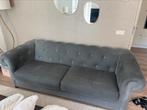 Chesterfield bank van grijs denim, Huis en Inrichting, Banken | Bankstellen, Gebruikt, Tweepersoons, 75 tot 100 cm, Ophalen of Verzenden