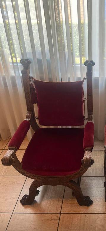 Antieke Rode Stoel met Leeuwenkoppen beschikbaar voor biedingen