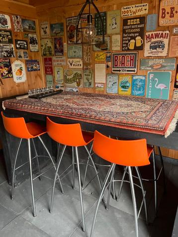 Bar met 6 barkrukken beschikbaar voor biedingen