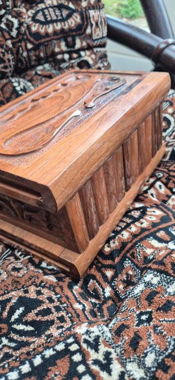Houten sierdoos met snijwerk beschikbaar voor biedingen