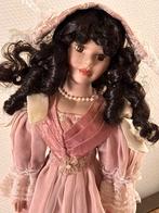 Mooie stenen sierpop, Verzamelen, Poppen, Ophalen, Zo goed als nieuw, Pop