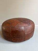 Vintage bruin leren poef met geometrisch design jaren ‘70, Gebruikt, Rond, 70's Bohemian, Leer
