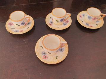 4 geïllustreerde vintage koffiekopjes met schoteltjes beschikbaar voor biedingen