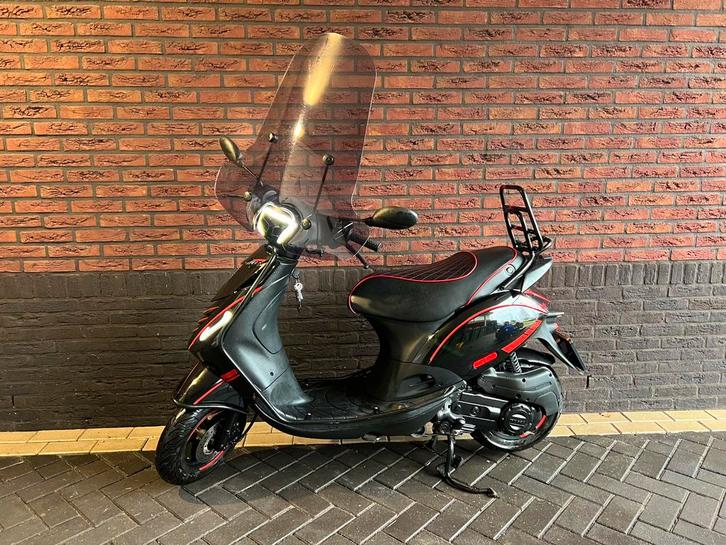 Piaggio zip iget, Fietsen en Brommers, Snorfietsen en Snorscooters, Zo goed als nieuw, Piaggio, Benzine, Ophalen of Verzenden