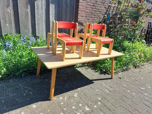 Knutseltafel + 4 kinderstoeltjes, overige stoeltjes verkocht, Kinderen en Baby's, Kinderkamer | Tafels en Stoelen, Gebruikt, Tafel(s) en Stoel(en)