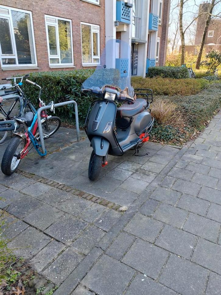 Leuke vespa snor scooter, Fietsen en Brommers, Scooters | Vespa, Gebruikt, Vespa LX, Benzine, Ophalen